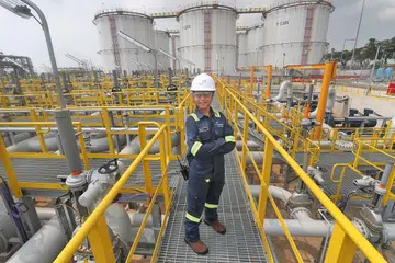 SAHUT CABARAN: Cik Nurazilah (atas) merupakan eksekutif Kesihatan, Keselamatan, Pertahanan dan Sekitaran (HSSE) dan pekerja operasi wanita pertama di Jurong Port Tank Terminals (JPPT)- kerjaya yang memang jarang diceburi kaum Hawa. - Foto BM oleh TIMOTHY DAVID