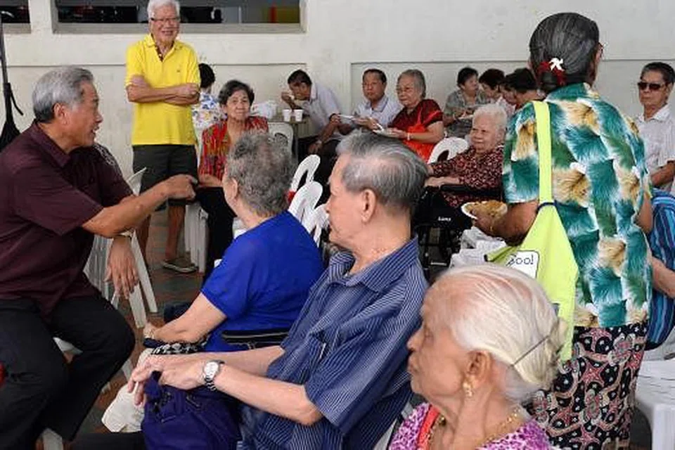 Dr Ng Eng Hen (kiri) bersama penduduk dalam satu acara Hari Kebangsaan di Toa Payoh. Gambar The Straits Times