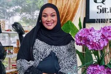 MUDAH MEMBEZAKAN LAKSA: Walaupun terdapat pelbagai jenis laksa, Cik Siti Dzaleha Zainal, juara rancangan Queen Juara Memasak 2012, mendapati mudah membezakannya antara satu sama lain. - Foto ihsan SITI DZALEHA ZAINAL