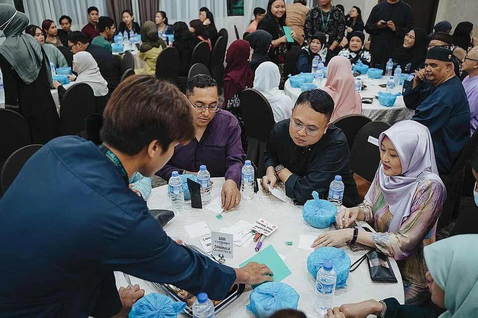 BERIFTAR SAMA: Cik Rahayu Mahzam (kanan) beramah dan berbuka bersama di majlis iftar anjuran Variasi Performing Arts pada Ahad. - Foto-Foto VARIASI PERFORMING ARTS