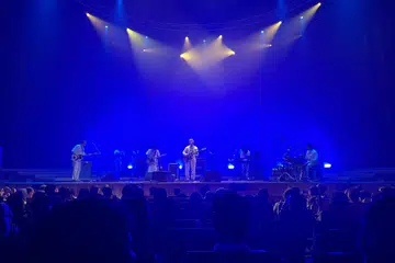 SUASANA INTIM: Penonton di Esplanade kelihatan menghayati lagu-lagu yang disampaikan kumpulan rok alternatif Indonesia, Efek Rumah Kaca pada malam Ahad dengan suasana intim dan sepi.