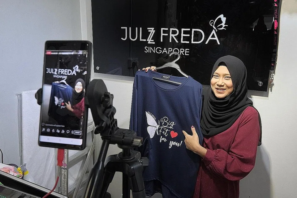 PELBAGAIKAN PENDEKATAN BAGI RAIH PENDAPATAN: Dengan kehilangan jangkaan pendapatan sebanyak $10,000 semasa tempoh mencabar ini, Cik Faridah teruskan penjualan baju dalam talian di Facebook Live bagi kerugian tersebut. - Foto BH oleh GAVIN FOO