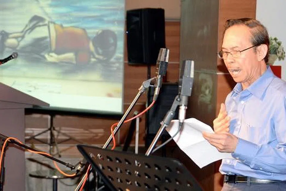 UNTUK AYLAN KURDI: Peter Augustine Goh mendeklamasikan sajaknya 'Salam sayang buat Aylan' yang berdasarkan kejadian menyayat hati anak kecil yang berusia tiga tahun yang ditemui terdampar di tepi pantai di Turkey.