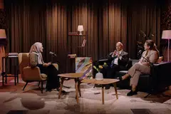 Pengerusi Pro Bono SG yang juga rakan kongsi di syarikat guaman, Rajah & Tann Singapore LLP, Encik Gregory Vijayendran dan pengarah, Emerald Law LLC, Cik Syafiqah Ahmad Fu’ad (kanan), bersama penerbit podcast dan hos NoTapis, Cik Natasha Mustafa, membincangkan bagaimana peguam ‘pro bono’ memberi suara kepada golongan terpinggir dalam aspek undang-undang.