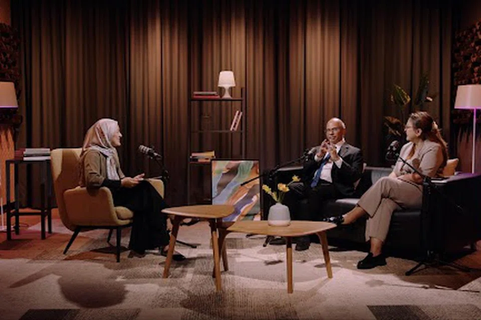 Pengerusi Pro Bono SG yang juga rakan kongsi di syarikat guaman, Rajah & Tann Singapore LLP, Encik Gregory Vijayendran dan pengarah, Emerald Law LLC, Cik Syafiqah Ahmad Fu’ad (kanan), bersama penerbit podcast dan hos NoTapis, Cik Natasha Mustafa, membincangkan bagaimana peguam ‘pro bono’ memberi suara kepada golongan terpinggir dalam aspek undang-undang.