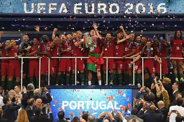 KAMI JUARA EURO 2016: Pasukan Portugal meraikan kejayaan mengalahkan Perancis 1-0 untuk memenangi kejuaraan Euro 2016. Penyerang dan kapten pasukan, Ronaldo (memegang trofi), memimpin pasukannya meraikan kejayaan tersebut. - Foto AFP