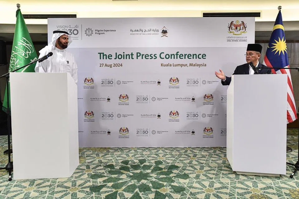 Menteri di Jabatan Perdana Menteri (Hal Ehwal Agama) Malaysia, Datuk Mohd Na’im Mokhtar (kanan), pada sidang media bersama Menteri Haji dan Umrah Arab Saudi, Dr Tawfiq Fawzan Muhammed Al-Rabiah (kiri), di Kuala Lumpur.