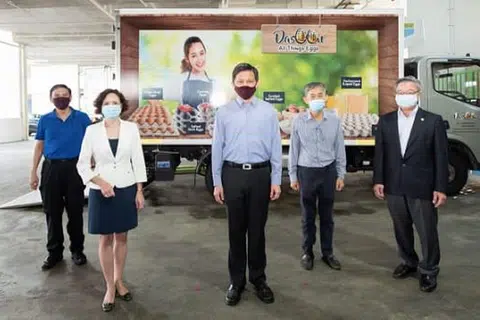 TERIMA BEKALAN: (Dari kiri ke kanan) Ketua Pegawai Eksekutif Makanan Singapura, Encik Lim Kok Thai; Duta Besar Poland, Cik Magdalena Bogdziewicz; Menteri Perdagangan dan Perusahaan, Encik Chan Chun Sing; Pengimport telur, Encik Chua Teck Hock; dan Duta Besar Bukan Pemastautin Singapura ke Poland, Dr Loo Choon Yong, di gudang pengimport telur, hari ini.