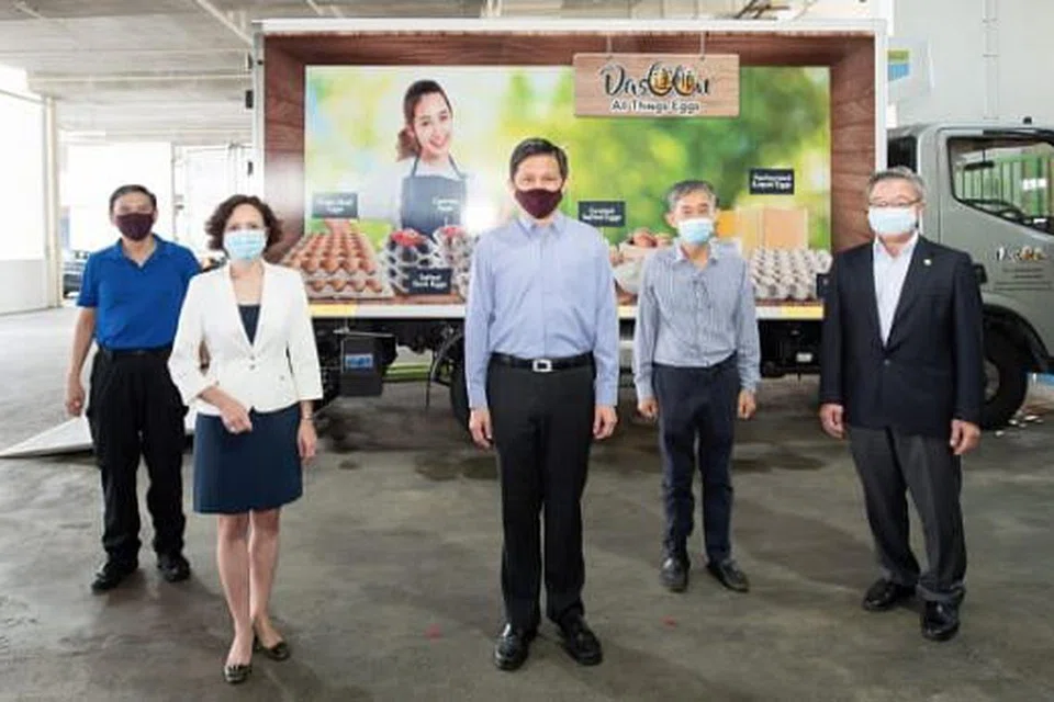 TERIMA BEKALAN: (Dari kiri ke kanan) Ketua Pegawai Eksekutif Makanan Singapura, Encik Lim Kok Thai; Duta Besar Poland, Cik Magdalena Bogdziewicz; Menteri Perdagangan dan Perusahaan, Encik Chan Chun Sing; Pengimport telur, Encik Chua Teck Hock; dan Duta Besar Bukan Pemastautin Singapura ke Poland, Dr Loo Choon Yong, di gudang pengimport telur, hari ini.
