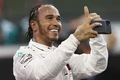 BERSAMA MERCEDES: Lewis Hamilton akhirnya bersetuju menandatangani kontrak baharu bersama Mercedes - yang dianggarkan bernilai £40 juta. Pelumba Britain yang tidak memiliki sebarang kontrak sejak 1 Januari lalu terus komited untuk bersama Mercedes untuk tempoh setahun lagi. - Foto EPA-EFE