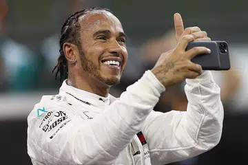 BERSAMA MERCEDES: Lewis Hamilton akhirnya bersetuju menandatangani kontrak baharu bersama Mercedes - yang dianggarkan bernilai £40 juta. Pelumba Britain yang tidak memiliki sebarang kontrak sejak 1 Januari lalu terus komited untuk bersama Mercedes untuk tempoh setahun lagi. - Foto EPA-EFE