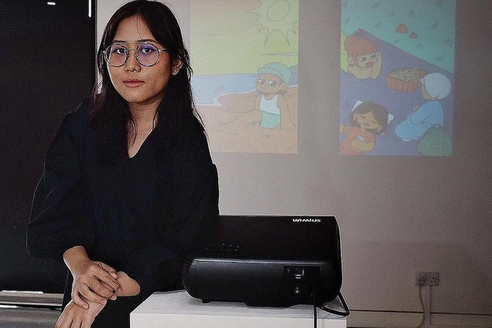 ANIMASI BASMI STEREOTAIP: Cik Mayang Sari Noorhezam ketengah animasi yang cuba luputkan stereotaip orang Melayu kaki melepak dan tidak serius tentang kehidupan.