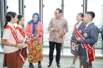 Pengerusi Jawatankuasa Bulan Bahasa, Encik Zhulkarnain Abdul Rahim, dan Duta Bahasa, Cikgu Asnida Daud, beramah-tamah bersama Rakan Bahasa dari Sekolah Rendah Greenwood (kanan) dan Sekolah Rendah Temasek di Majlis Pelantikan Rakan Bahasa 2025 anjuran Majlis Bahasa Melayu Singapura (MBMS) pada 15 April.
