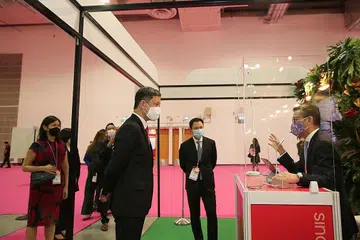DIANJURKAN DENGAN LANGKAH SELAMAT: Menteri Perdagangan dan Perusahaan, Encik Chan Chun Sing (tiga dari kanan), di acara TravelRevive, pameran dagang pertama yang merintis beberapa langkah keselamatan baru bagi acara Mice semasa pandemik Covid-19 ini.- Foto BH oleh GIN TAY