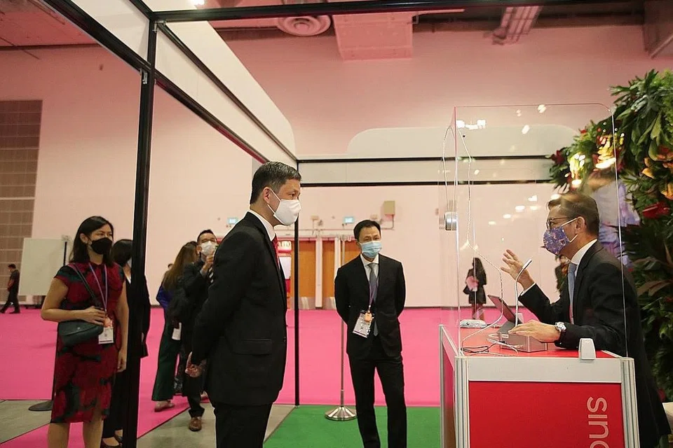 DIANJURKAN DENGAN LANGKAH SELAMAT: Menteri Perdagangan dan Perusahaan, Encik Chan Chun Sing (tiga dari kanan), di acara TravelRevive, pameran dagang pertama yang merintis beberapa langkah keselamatan baru bagi acara Mice semasa pandemik Covid-19 ini.- Foto BH oleh GIN TAY