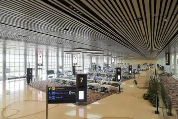 AKAN BEROPERASI SEMULA: Terminal 4 Lapangan Terbang Changi akan beroperasi semula mulai 13 September. - Foto fail