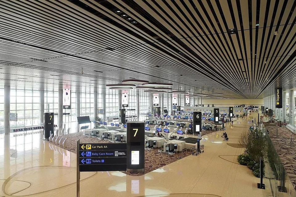 LAPANGAN TERBANG CHANGI - KINI LENGANG: Terminal 4 Lapangan Terbang Changi kini lengang sejak lebih banyak penerbangan dibatalkan. - Foto BH oleh ALPHONSUS CHERN
