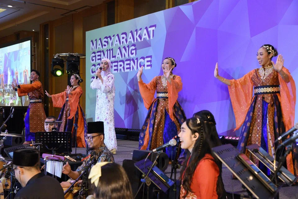 Penyanyi Shazza, atau nama sebenarnya, Shareefa Aminah Abdul Shariff, membuat persembahan pada Persidangan Masyarakat Gemilang sempena pelancaran Raikan Ilmu 2025 di Pusat Ekspo dan Konvensyen Marina Bay Sands.