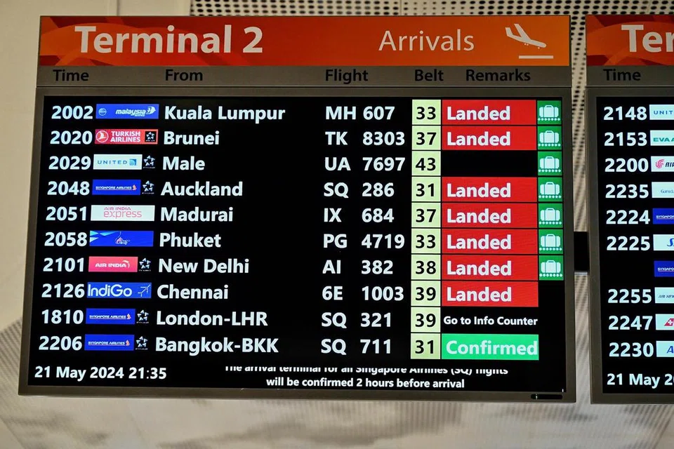 Pesawat penerbangan SQ321 dijadualkan mendarat pada 6.10 petang pada 21 Mei, sebelum ia terpaksa dilencongkan ke Lapangan Terbang Suvarnabhumi pada 3.45 petang.