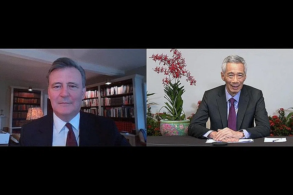 WAWANCARA BERSAMA: PM Lee (kanan) bercakap dengan ketua editor Bloomberg News, Encik Micklethwait, dalam satu wawancara bagi Forum Ekonomi Baru Bloomberg semalam yang menyentuh tentang pelbagai topik seperti hubungan antara Amerika dengan China, perlumbaan sejagat untuk mendapatkan vaksin Covid-19 serta cara Singapura menangani pandemik itu. - Foto MCI