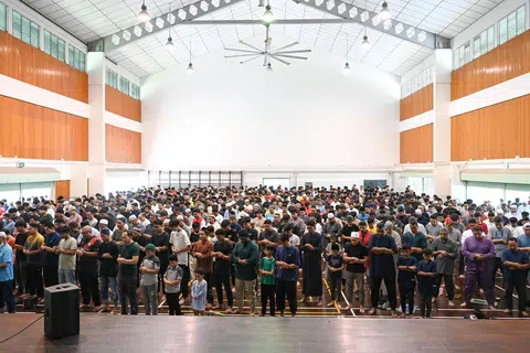 Suasana solat Jumaat terakhir di tapak sementara Masjid Darul Makmur di bekas Sekolah Menengah North View pada 6 Jun.