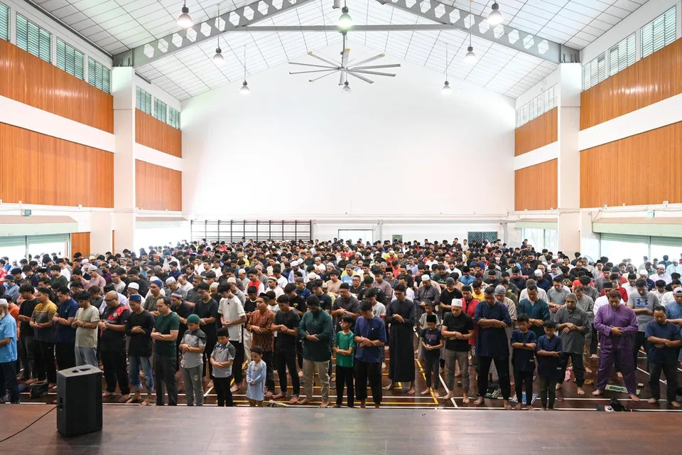 Suasana solat Jumaat terakhir di tapak sementara Masjid Darul Makmur di bekas Sekolah Menengah North View pada 6 Jun.