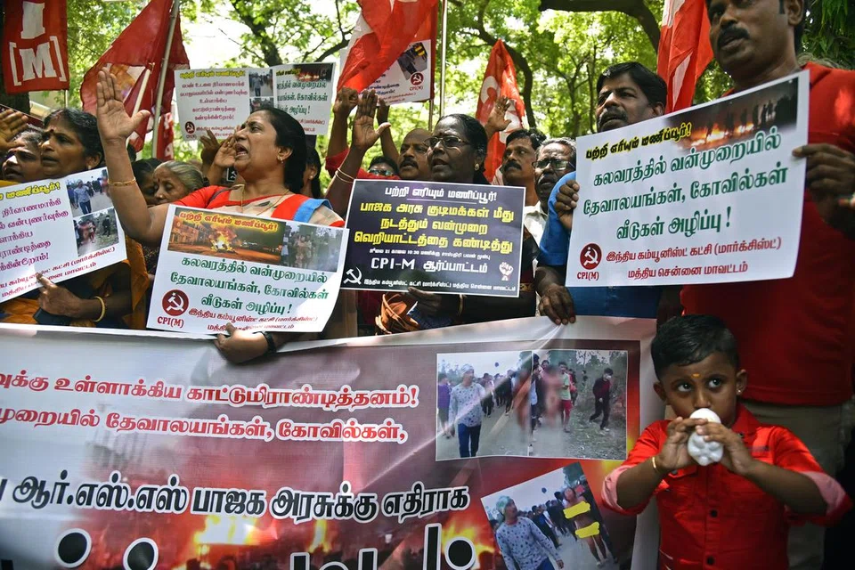 INGIN TINDAKAN ADIL: Beberapa anggota Parti Komunis India melaungkan cogan kata dan menyertai perhimpunan yang membantah keganasan seksual ke atas wanita di Manipur dan dalam konflik antara dua suku kaum Kuki dan Meitei, baru-baru ini. 