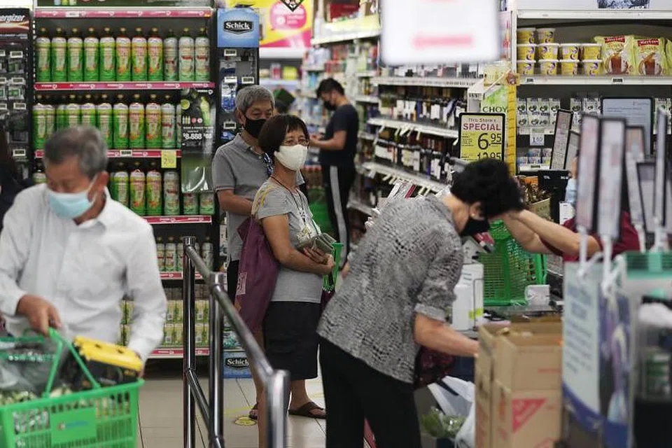 Pengendali pasar raya beri jaminan terdapat stok buah-buahan dan sayur-sayuran yang mencukupi di kedai.