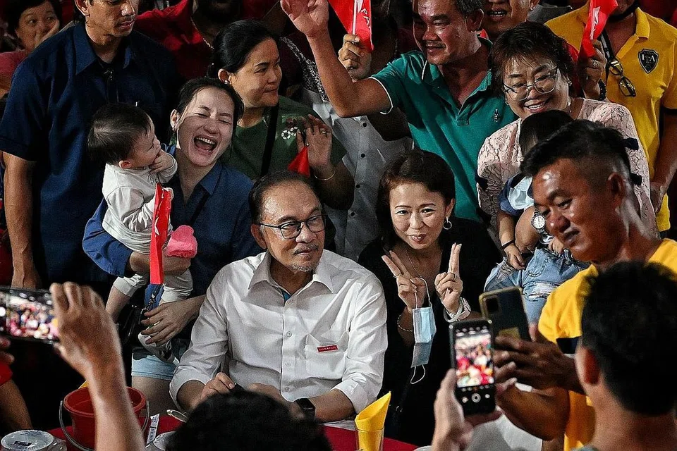 BERGAMBAR DENGAN PENYOKONG: Presiden Pakatan Harapan (PH), Datuk Seri Anwar Ibrahim (berkemeja putih), bergambar dengan penyokongnya semasa mula berkempen di Perak. - Foto BH oleh KUA CHEE SIONG