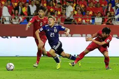 DAPAT PENALTI: Hanya selepas meneliti VAR, barulah pengadil menghadiahkan penalti buat Jepun selepas Ritsu Doan (tengah) dijatuhkan dalam petak penalti Vietnam. - Foto REUTERS