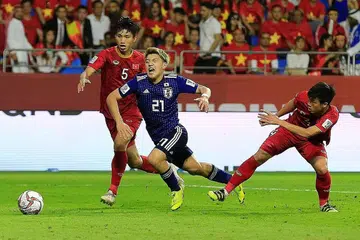 DAPAT PENALTI: Hanya selepas meneliti VAR, barulah pengadil menghadiahkan penalti buat Jepun selepas Ritsu Doan (tengah) dijatuhkan dalam petak penalti Vietnam. - Foto REUTERS