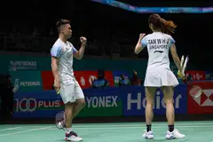 TERUS MARA: Beregu campuran badminton Singapura, Terry Hee dan Jessica Tan mengalahkan bekas juara dunia Thailand, Dechapol Puavaranukroh dan Sapsiree Taerattanachai 21-16, 21-19 pada suku akhir Terbuka Malaysia. 