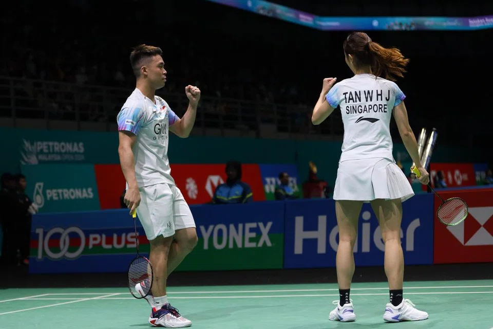 TERUS MARA: Beregu campuran badminton Singapura, Terry Hee dan Jessica Tan mengalahkan bekas juara dunia Thailand, Dechapol Puavaranukroh dan Sapsiree Taerattanachai 21-16, 21-19 pada suku akhir Terbuka Malaysia. 