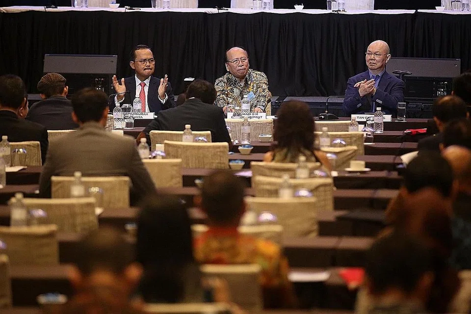 TINGKAT JALINAN LEBIH PADU: (Dari kiri) Encik Ngurah Swadaya, Encik Soemadi Brotodiningrat dan Encik Tan Chin Tiong menyampaikan ucapan dalam Forum Indonesia-Singapura Merayakan Hubungan 50 tahun Singapura-Indonesia di Hotel Orchard semalam. - Foto BH oleh ONG WEE JIN