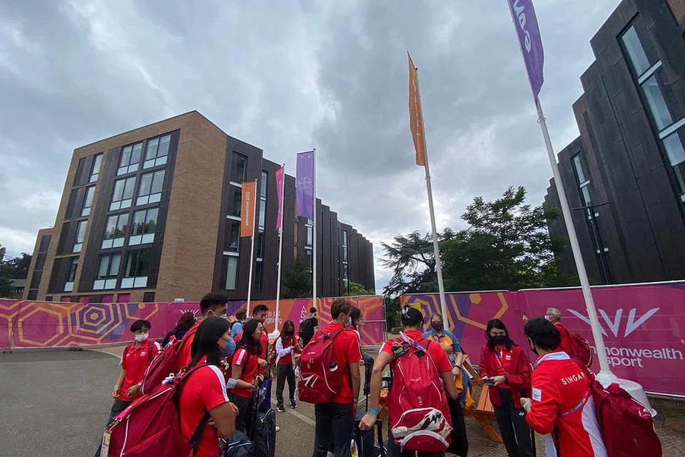 BUAT PENYESUAIAN: Selepas diberi tempat penginapan berbeza, atlet Team Singapura di Birmingham sedang menyesuaikan diri dengan baik. - Foto BH oleh TERRY TAY