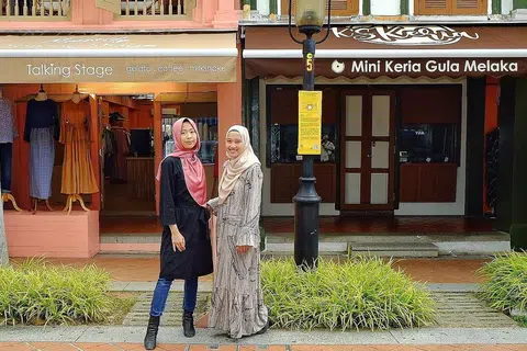 'ORANG BARU': Cik Aisyah (kiri) dan Cik Fatin berhadapan kedai mereka di Bussorah Street yang dibuka semasa pandemik. - Foto BH oleh Mohd Khalid Baba