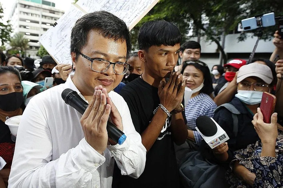 LANTANG BERSUARA: (Gambar atas) Peguam hak asasi manusia, Anon Nampa (kiri), pemimpin pergerakan anti pemerintah bersama 'Mike' Panupong Jadnok semasa dibebaskan buat sementara dari Mahkamah Jenayah di Bangkok pada 8 Ogos lalu.