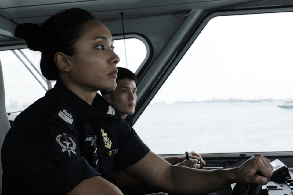 Antara tugasan pegawai Polis Pengawal Pantai (PCG), Staf Sarjan Kanan (SSSgt) Khairina Abdul Hamid Ali, semasa membuat rondaan di pantai adalah memeriksa kapal yang melayari perairan Singapura.