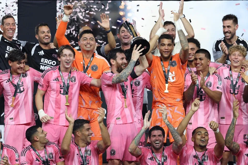Lionel Messi dari Inter Miami CF mengangkat trofi juara selepas memenangi perlawanan Piala Campeones 2026 antara Inter Miami CF dengan Cruz Azul di Stadium Nu, Miami, Florida, pada 16 September.