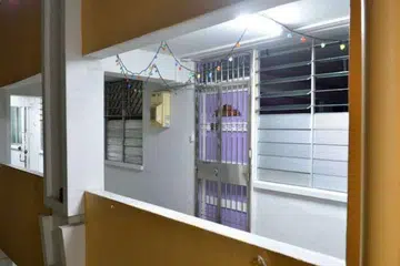 Seorang lelaki didakwa menyimbah anak lelakinya berusia lima tahun dengan air panas di flat sewa mereka di Blok 160, Toa Payoh Lorong 1 pada Sabtu (22 Okt). 