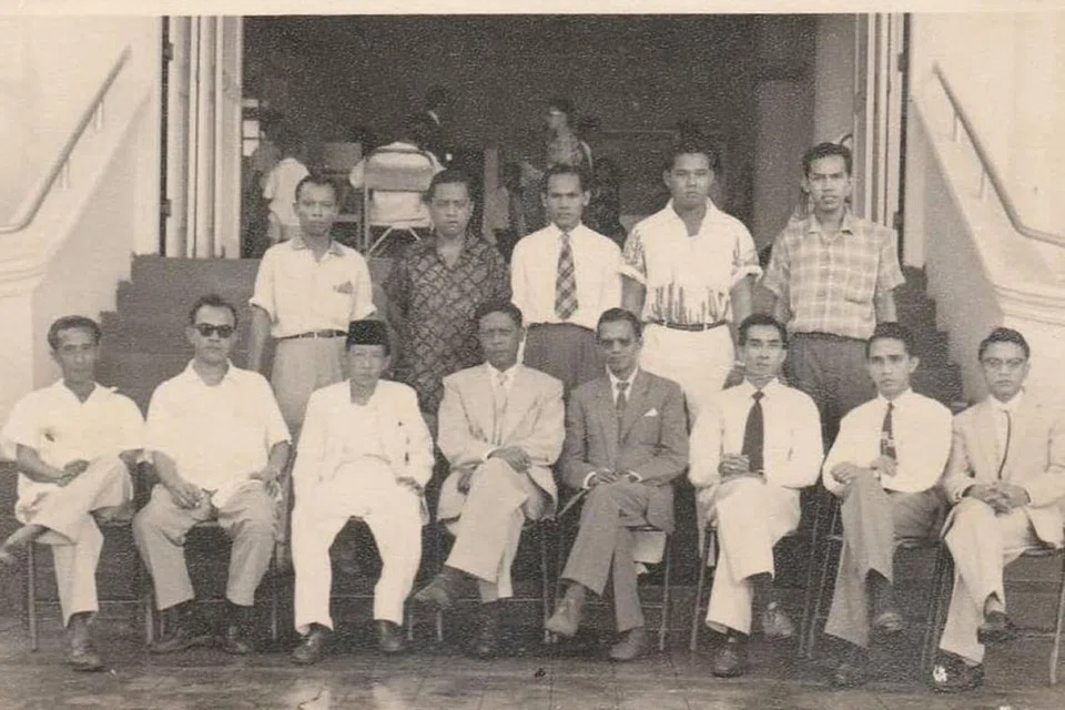 GAMBAR KUMPULAN: Potret berkumpulan lelaki Banjar di perhimpunan masyarakat aruh ganal yang diadakan di sebuah banglo yang disewa di pantai timur Singapura awal tahun 1950-an di sekitar kawasan Katong atau East Coast. - Foto ihsan FARIDAH DAN FAUZIAH JAMAL