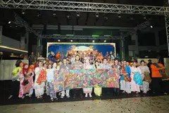 LUKISAN SAMBUT ULANG TAHUN: Pihak Wisma Geylang Serai (WGS) dan penggiat seni bergambar bersama lukisan batik yang dihasilkan masyarakat semasa sambutan ulang tahun ketujuh WGS pada 10 Januari. Kegiatan lukisan batik itu merupakan salah satu program sambutan ulang tahun WGS yang berlangsung sepanjang hari.