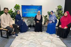 CABARAN ASATIZAH: Asatizah hari ini ada kalanya perlu menggunakan media sosial untuk tujuan dakwah tetapi perlu beradab. Inilah perkongsian tiga asatizah (dari kanan) Ustazah Hairani Ludin, Ustazah Wirdah Wahid dan Ustazah Liyanah Musfirah bersama hos (dari kiri) Hans Ashrie dan Shahida Sarhid. - Foto BH oleh DAHLIA ZULKIFLI