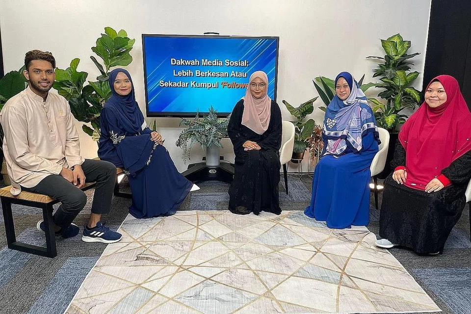 CABARAN ASATIZAH: Asatizah hari ini ada kalanya perlu menggunakan media sosial untuk tujuan dakwah tetapi perlu beradab. Inilah perkongsian tiga asatizah (dari kanan) Ustazah Hairani Ludin, Ustazah Wirdah Wahid dan Ustazah Liyanah Musfirah bersama hos (dari kiri) Hans Ashrie dan Shahida Sarhid. - Foto BH oleh DAHLIA ZULKIFLI