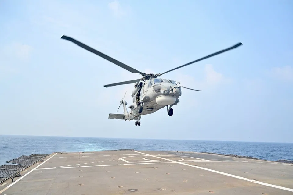 Sebuah helikopter menjalankan operasi penerbangan semasa latihan Simbex 2026, yang turut melibatkan latihan pertahanan udara dan peperangan antikapal selam.