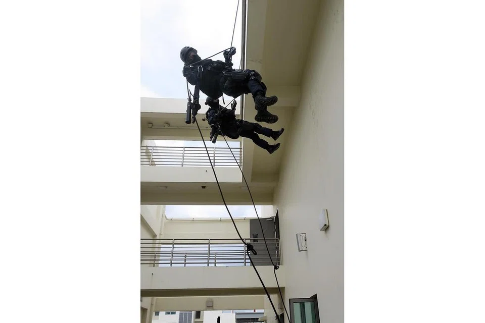 TANGKAS HADAPI SEGALA KEMUNGKINAN: Pegawai Spear mempamerkan kemahiran melakukan latihan lungsur tali. 