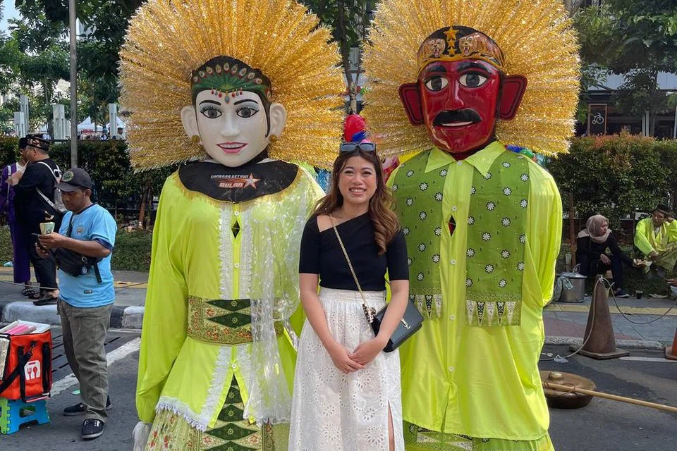 BUDAYA TRADISIONAL INDONESIA: Wartwan Dahlia Zulkifli bersama Ondel-ondel yang merupakan figura boneka yang  biasanya ditampilkan dalam persembahan penduduk Betawi di Jakarta.
