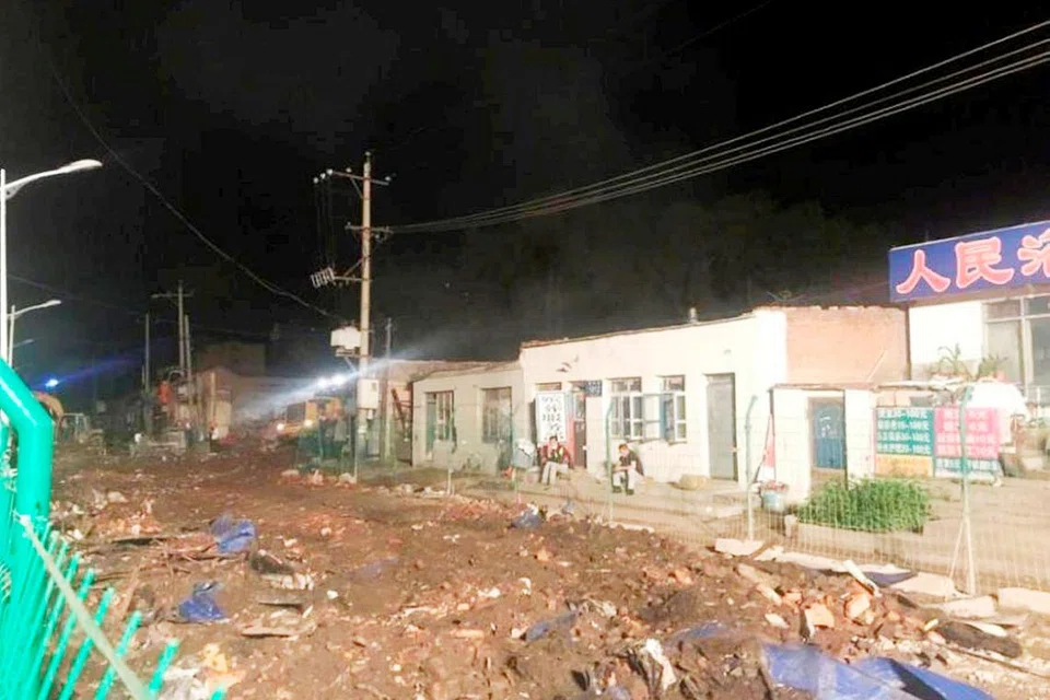 LETUPAN PAIP GAS: Saluran paip gas yang meletup di bandar Songyuan dalam wilayah Jilin ini turut menyebabkan 89 orang cedera. - Foto INTERNET