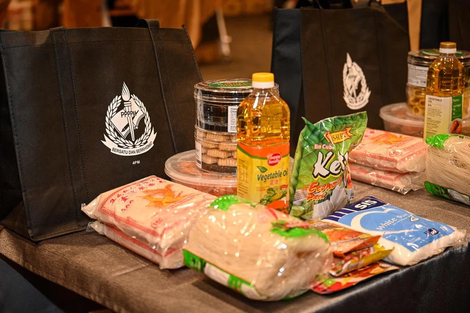 Antara barangan keperluan rumah dalam kandungan hamper Ramadan yang diberikan kepada keluarga benefisiari Persatuan Persuratan Pemuda Pemudi Melayu (4PM) ialah minyak masak, beras dan kuih Raya. 