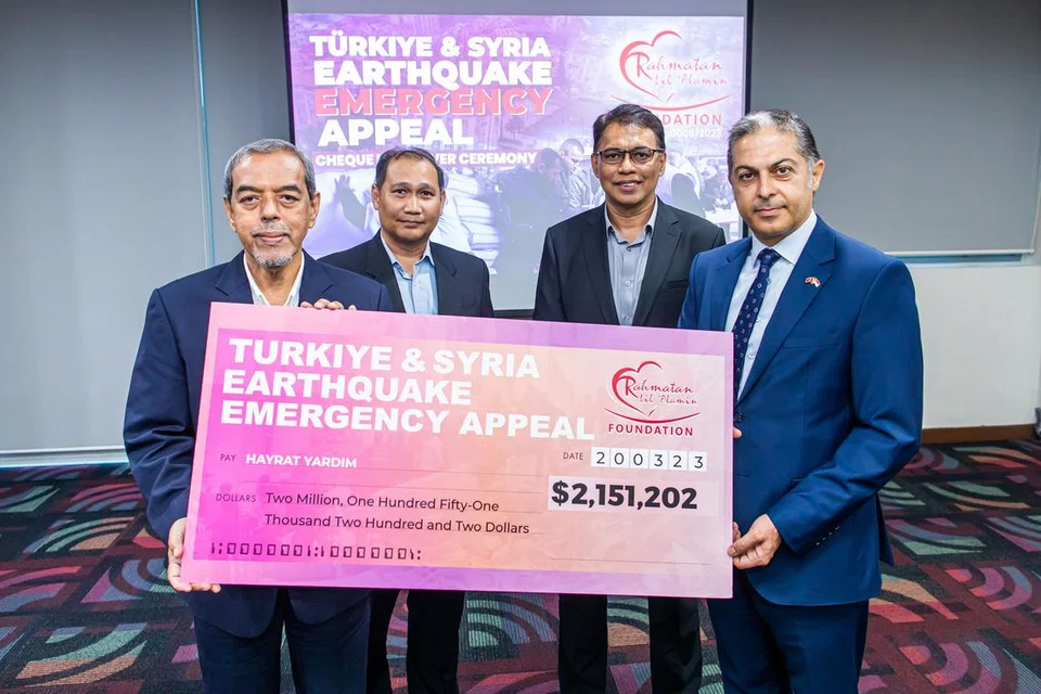 JUMLAH TERTINGGI DIKUMPUL: Cek berjumlah $2,151,202 diserahkan Pengerusi Lembaga Pemegang Yayasan Rahmatan Lil Alamin, Encik Abdul Razak Maricar (paling kiri) kepada Duta Republik Turkey bagi Republik Singapura, Encik Mehmet Burçin Gönenli, (paling kanan), yang menerima cek itu bagi pihak Hayrat Yardim. - 
